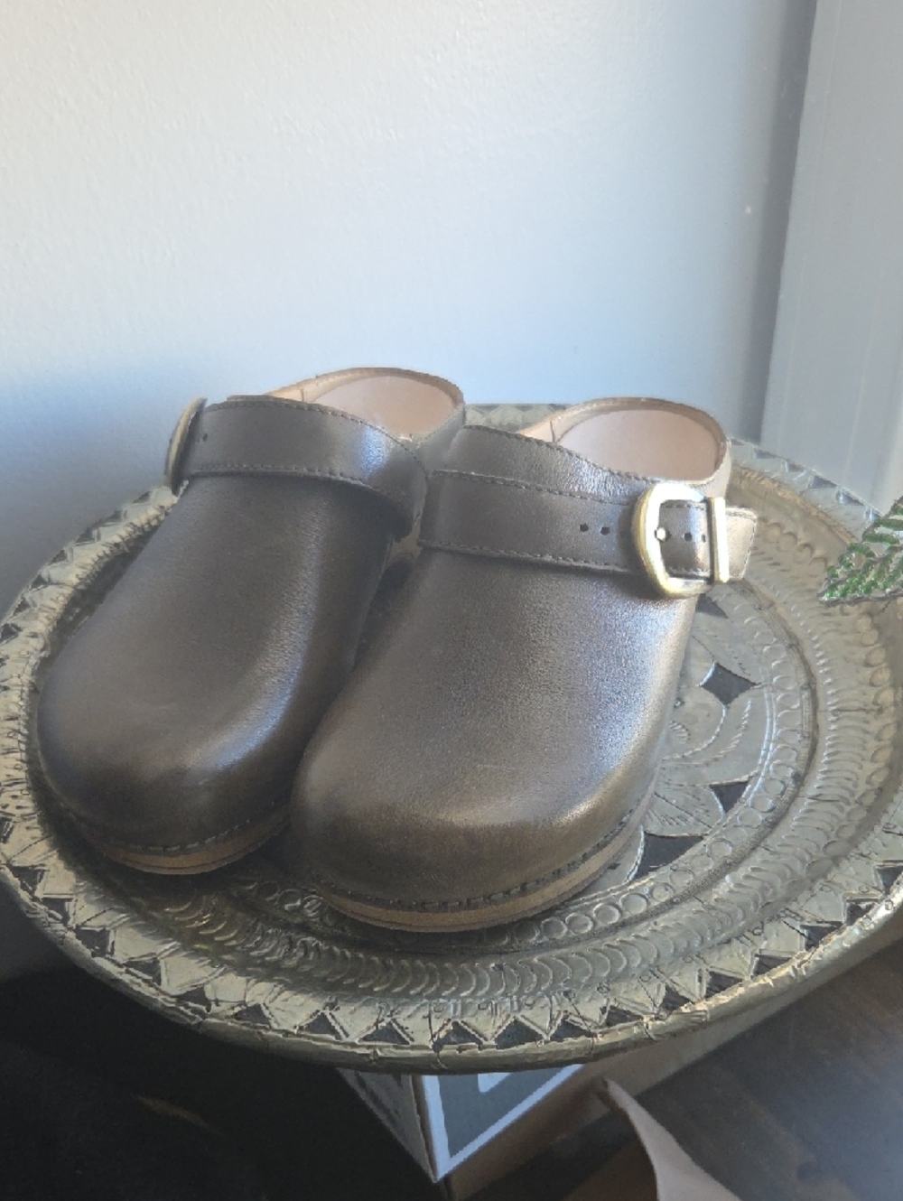 Dansko Olive Green Leather Clogs with Swivel Strap/ Ivy - Picture 3 of 7